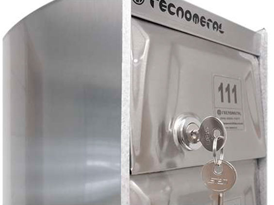 Portas em relevo com duas cópias de chaves por caixa e identificação conforme  solicitação.