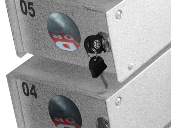 Portas com exclusivo e prático sistema de visores em vidro. Fechaduras com duas cópias de chaves por caixa e identificação de apartamentos conforme solicitação