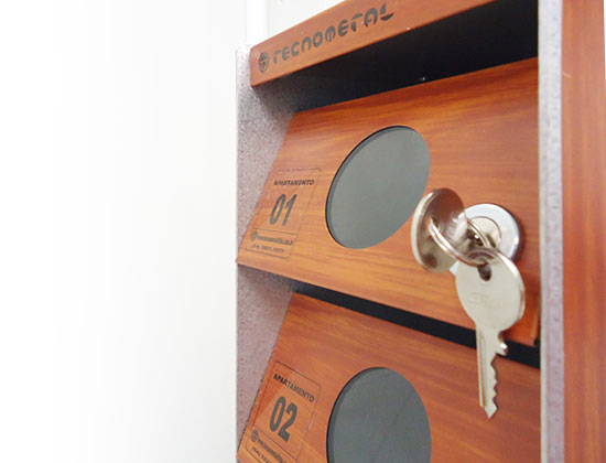 Portas com exclusivo e prático sistema de visores em vidro. Fechaduras com duas cópias de chaves por caixa e identificação de apartamentos conforme solicitação