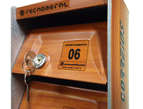 Portas em relevo com duas cópias de chaves por caixa e identificação conforme a solicitação
