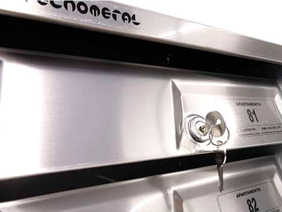 Portas em relevo com duas cópias de chaves por caixa e identificação conforme a solicitação.