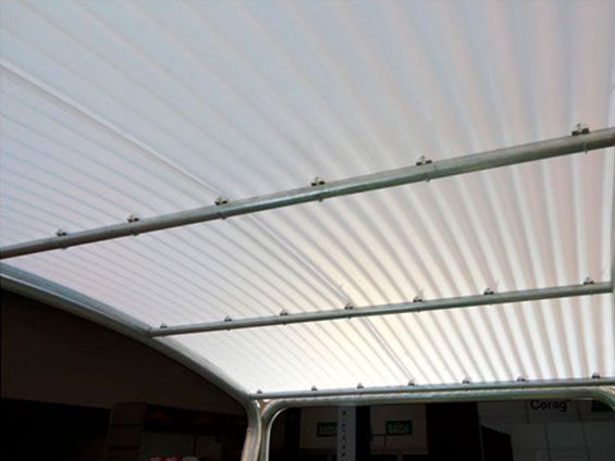 Fixação das telhas com acessórios fornecidos pela Tecnometal (ganchos zincados e calços plásticos).