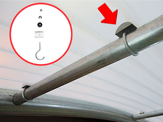 Fixação das telhas com acessórios fornecidos pela Tecnometal (ganchos zincados e calços plásticos).
